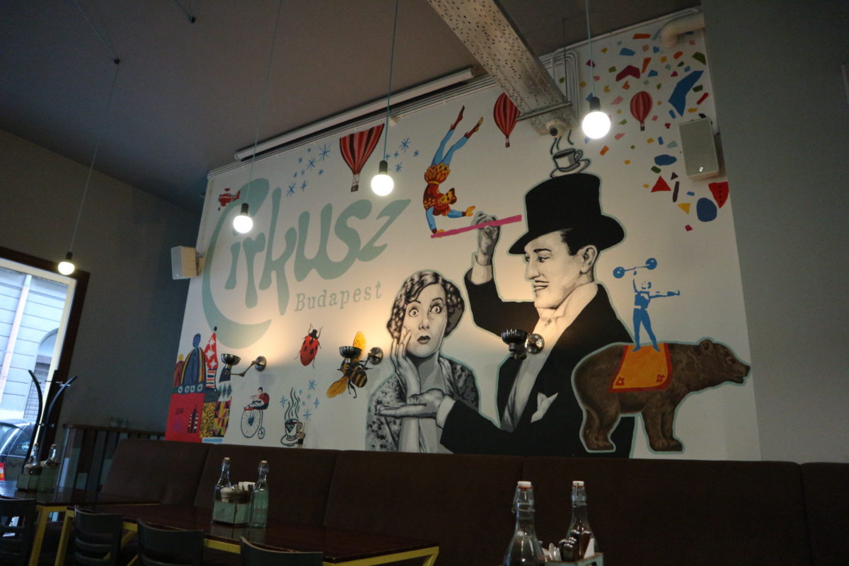 ブダペストの朝ごはん イチオシ ペスト7区のおしゃカフェ Cirkusz Cafe キンダーメル Kindermer